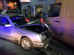 20-latek wyprzedzał na skrzyżowaniu i przejściu dla pieszych