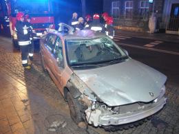 20-latek dachował i zawisł na barierkach nad Młynówką