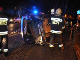 20-latek dachował i zawisł na barierkach nad Młynówką