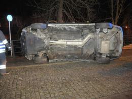 20-latek dachował i zawisł na barierkach nad Młynówką