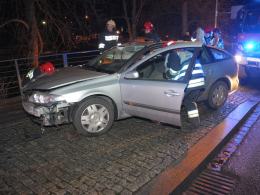 20-latek dachował i zawisł na barierkach nad Młynówką