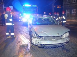 20-latek dachował i zawisł na barierkach nad Młynówką
