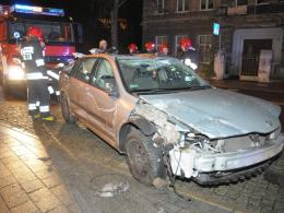 20-latek dachował i zawisł na barierkach nad Młynówką