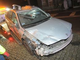 20-latek dachował i zawisł na barierkach nad Młynówką