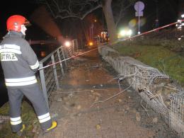 20-latek dachował i zawisł na barierkach nad Młynówką