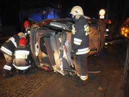 20-latek dachował i zawisł na barierkach nad Młynówką