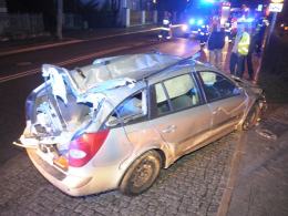 20-latek dachował i zawisł na barierkach nad Młynówką