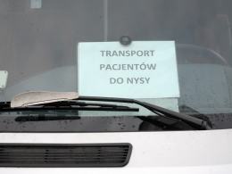 Samorządy pomagają pacjentom i zapewniają transport do lekarza