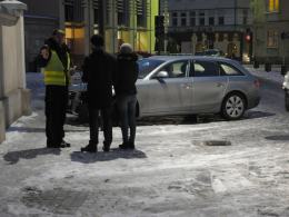 Strażnicy miejscy patrolują Mały Rynek. Za parkowanie poza wyznaczonymi miejscami można dostać mandat.