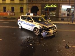 Policjant chciał zatrzymać samochód, doprowadził do kolizji