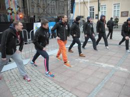 Rozgrzewkę dla biegaczy poprowadził trener i zawodnicy Gwardii Opole.