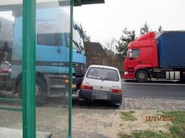 Ciężarówka zderzyła się z fiatem cinquecento