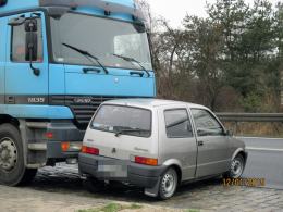 Ciężarówka zderzyła się z fiatem cinquecento