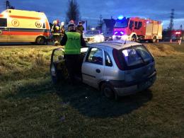 Opel dachował po zderzeniu z mercedesem