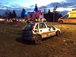 Opel dachował po zderzeniu z mercedesem