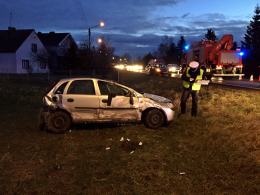Opel dachował po zderzeniu z mercedesem