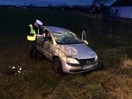 Opel dachował po zderzeniu z mercedesem