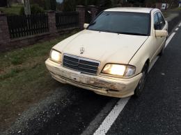 Opel dachował po zderzeniu z mercedesem