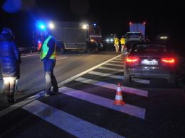 Kierowca audi potrącony na A4 przez ciężarówkę