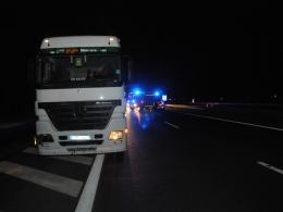 Kierowca audi potrącony na A4 przez ciężarówkę