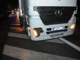 Kierowca audi potrącony na A4 przez ciężarówkę