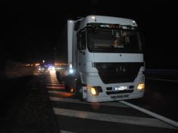 Kierowca audi potrącony na A4 przez ciężarówkę