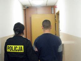Zaatakowali i okradli przechodnia, trafili do aresztu