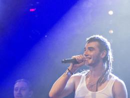 Kamil Bednarek zaśpiewał charytatywnie dla "Barki"