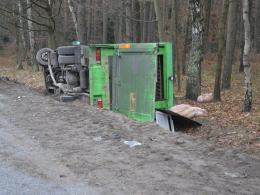 Volkswagen zderzył się z ciężarówką przewożącą świnie