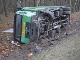 Volkswagen zderzył się z ciężarówką przewożącą świnie