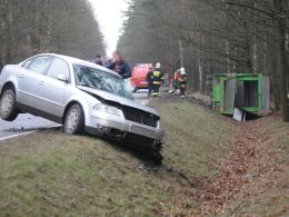 Volkswagen zderzył się z ciężarówką przewożącą świnie