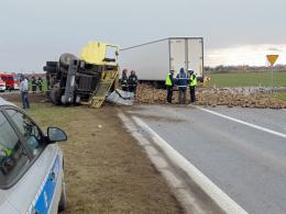 Buraki zablokowały drogę krajową 94 pod Brzegiem