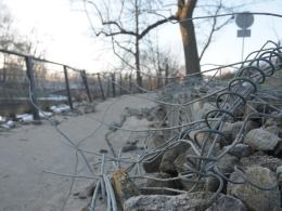 Wystające druty nad Młynówką zagrażają przechodniom