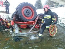 Groźny wypadek pod Prudnikiem. Traktor wpadł do potoku.