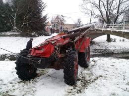 Groźny wypadek pod Prudnikiem. Traktor wpadł do potoku.