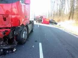 Czołowe zderzenie podczas wyprzedzania. Zginął 74-letni kierowca.