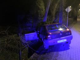 Pijany kierowca staranował płot. Mężczyzna miał aż 2,5 promila.