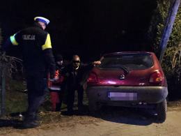 Pijany kierowca staranował płot. Mężczyzna miał aż 2,5 promila.