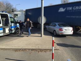 Nieprawidłowo zawracał ciężarówką, zawadził o samochód