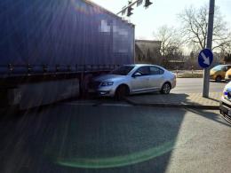 Nieprawidłowo zawracał ciężarówką, zawadził o samochód
