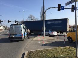 Nieprawidłowo zawracał ciężarówką, zawadził o samochód