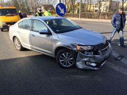 Nieprawidłowo zawracał ciężarówką, zawadził o samochód