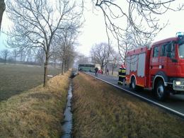 Opel zderzył się z autobusem. Kierowca samochodu nie żyje.