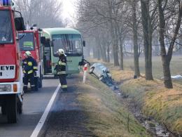 Opel zderzył się z autobusem. Kierowca samochodu nie żyje.