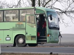 Opel zderzył się z autobusem. Kierowca samochodu nie żyje.