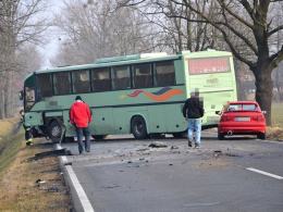 Opel zderzył się z autobusem. Kierowca samochodu nie żyje.