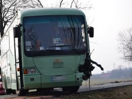 Opel zderzył się z autobusem. Kierowca samochodu nie żyje.