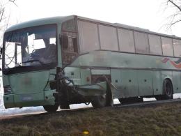 Opel zderzył się z autobusem. Kierowca samochodu nie żyje.