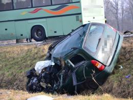 Opel zderzył się z autobusem. Kierowca samochodu nie żyje.