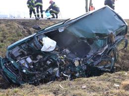 Opel zderzył się z autobusem. Kierowca samochodu nie żyje.